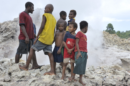 Young habitants from Pangalu at the steam geyser - Kimbe Bay - New Britain - PNG 2009
